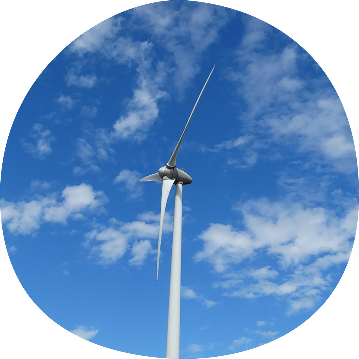 Windmolen met op de achtergrond blauwe lucht en lichte bewolking